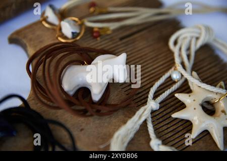 Figura di cavallo in ceramica sulla collana realizzata in tradizionale stile rurale ucraino. Kiev - 25 agosto 2024 Foto Stock
