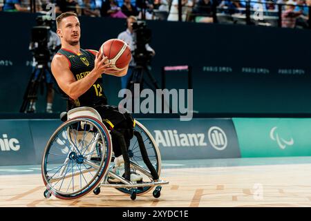PARIGI, FRANKREICH 29. Agosto - Rollstuhlbasketball Grossbritannien - Deutschland Paris 2024 Paralimpiadi AM 29.08.2024 nella der Bercy Arena di Parigi Frankreich. Jens Albrecht (Deutschland, 12) am Ball Foto Stock