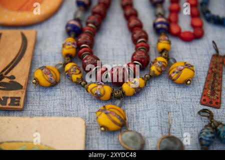 Collana Ucraina fatta a mano a prezzi etnici. Kiev - 25 agosto 2024 Foto Stock