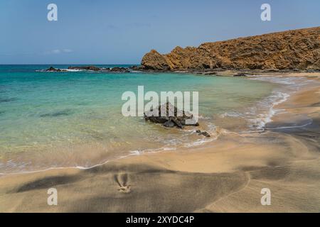Isole Maio bellissima spiaggia di sabbia vuota con acque turchesi e cristalline dell'oceano con cielo blu, Capo Verde Foto Stock