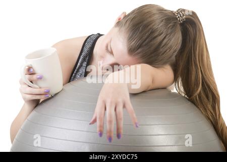 Donna di addormentarsi in palestra, isolato in bianco Foto Stock