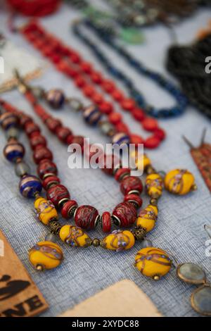 Collana Ucraina fatta a mano a fare. Kiev - 25 agosto 2024 Foto Stock