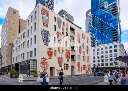 Maunga, Māori per montagna, è un grande lavoro murale sul lato dell'edificio Excelsior in Commerce Street, Auckland Foto Stock