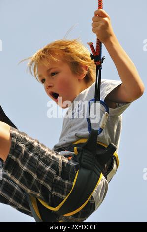 Giovane bionda nel bungee jumping Foto Stock