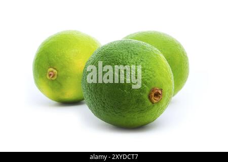 Limes verdi freschi isolati su bianco Foto Stock