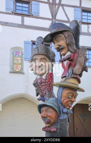 Fool's Fountain di Egon Leeuw 1989 di fronte al Buchauer, Amtshaus con stemma, fontana di carnevale, quattro sciocchi, facce, svevo-alemenico, Fasn Foto Stock