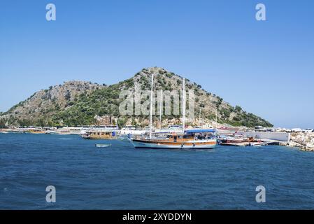 Kemer, Turchia, 06.20.2014. Barche da diporto per turisti vicino al molo, in Asia Foto Stock