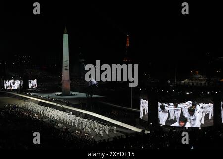 Parigi, Francia. 28 agosto 2024. PARIGI, FRANCIA - AGOSTO 28: Ballerini durante la cerimonia di apertura dei Giochi Paralimpici Parigi 2024 a Place de la Concorde il 28 agosto 2024 a Parigi, Francia. (Foto di Patrick Goosen/BSR Agency) credito: BSR Agency/Alamy Live News Foto Stock