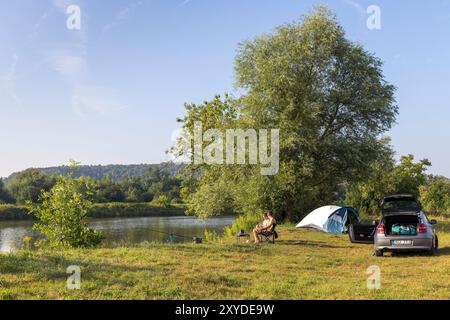 Campeggio e pesca sulla riva del fiume Vistola, Tyniec, Kraków, Polonia (targhe alterate) Foto Stock