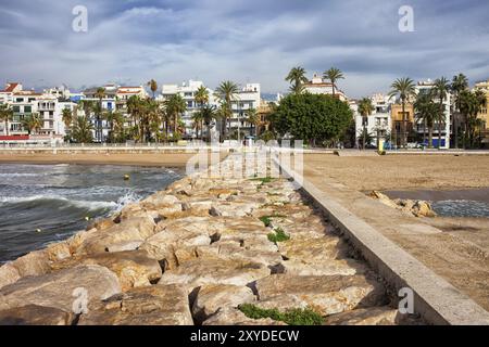 Città balneare di Sitges in Spagna, skyline e la spiaggia da un molo sul mare Foto Stock