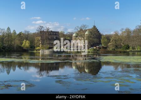 Gladbeck, Renania settentrionale-Vestfalia, Germania, 3 aprile 2017: Castello di fossato di Wittringen (Wasserschloss Wittringen), Europa Foto Stock