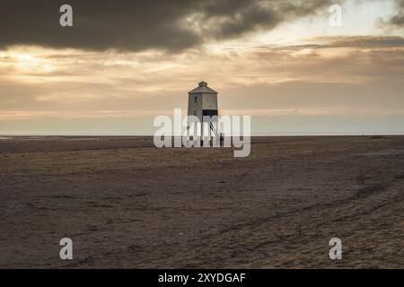 Una sera Nuvoloso al basso faro in Burnham on-Mare, Somerset, Inghilterra, Regno Unito Foto Stock