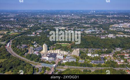 Luftbild, uni-Center Einkauf und Wohnen, an der RUB Ruhr-Universität Bochum, Fernsicht mit Blick nach Bochum, Querenburg, Bochum, Ruhrgebiet, Nordrhein-Westfalen, Deutschland ACHTUNGxMINDESTHONORARx60xEURO *** Vista aerea, negozi e vita del uni Center, presso la Ruhr University di Bochum, vista distante con vista su Bochum, Querenburg, Bochum, regione della Ruhr, Renania settentrionale-Vestfalia, Germania ATTENTIONxMINDESTHONORARx60xEURO Foto Stock