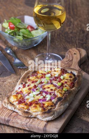 Flambee alla tarte francese fatto in casa con vino Foto Stock