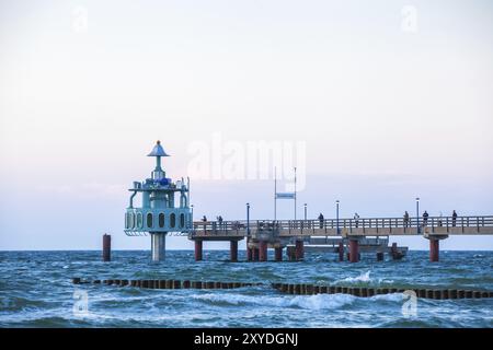 Molo con campana per immersioni sul Mar Baltico Foto Stock