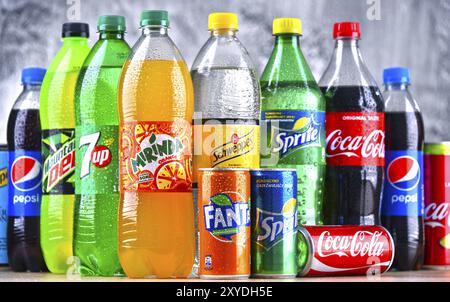 Bottiglie di global marchi di bevande analcoliche inclusi i prodotti della Coca Cola Company e Pepsico Foto Stock