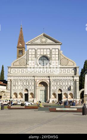 Firenze, Italia, 2 ottobre 2011: Chiesa di Santa Maria Novella e l'obelisco che si erge di fronte alla facciata principale. Ci sono molti turisti sulla coira Foto Stock