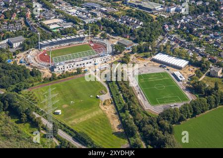 Luftbild, Lohrheidestadion Fußballplatz und Leichtathletikstadion der SG Wattenscheid 09, Baustelle mit Neubau Westtribüne, Sportplatz RW Rot-Weiß Leithe Fußballverein Baustelle für Renovierung und Neugestaltung der Sportplätze, Leithe, Bochum, Ruhrgebiet, Nordrhein-Westfalen, Deutschland ACHTUNGxMINDESTHONORARx60xEURO *** Vista aerea, campo di calcio Lohrheidestadion e stadio di atletica di SG Wattenscheid 09, cantiere con nuova tribuna ovest, campo sportivo RW Rot Weiß LeiThe cantiere della squadra di calcio per il rinnovo e la riprogettazione dei campi sportivi di Leithe, Bochum, zona della Ruhr, RHI settentrionale Foto Stock