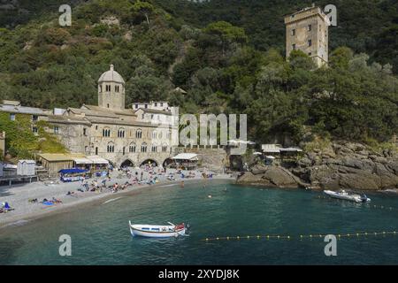L'abbazia e il paese di San Fruttuoso, situato nella riserva naturale di Portofino, in Italia Foto Stock