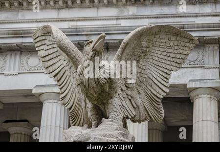 Eagle al General Grant National Memorial, Riverside Park, Harlem, New York City, primo piano, durante la giornata invernale, orizzontale Foto Stock