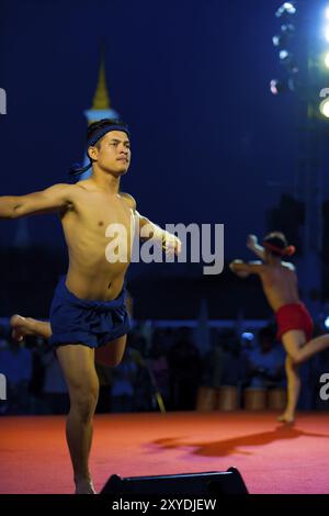 Bangkok, Thailandia, 10 aprile 2007: Due uomini eseguono la cerimonia del wai khru prima della mostra all'aperto muay thai Kickboxing Match al Grand Palace, Asia Foto Stock