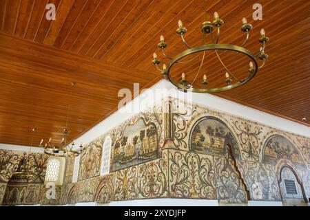 Moschea Ethem Bey nel centro di Tirana, Albania. Le pareti presentano intricati affreschi. Moschea ottomana-barocca Foto Stock