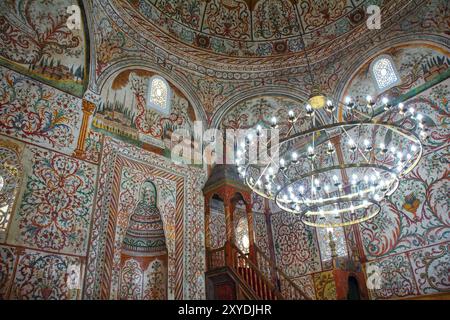 Moschea Ethem Bey a Tirana, Albania, con il minbar a destra, il mihrab a sinistra e un lampadario in primo piano a destra. Moschea ottomana-barocca Foto Stock