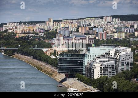 Slovacchia, Bratislava, capitale del Danubio, paesaggio urbano con case in collina, condomini, appartamenti, edifici residenziali, architettura residenziale, UE Foto Stock