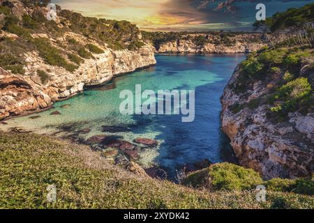 Spiaggia di Calo des Moro a maiorca baleari, alba con tramonto sullo sfondo, spagna Foto Stock