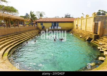 Keerimalai, Sri Lanka, 5 febbraio 2015: Persone dello Sri Lanka che nuotano nelle sorgenti termali di Keerimalai, un'attrazione turistica sulla costa settentrionale di Jaffn Foto Stock