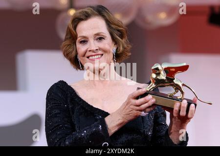 Venezia, Italia. 28 agosto 2024. Italia, Lido di Venezia, 28 agosto 2024: Sigourney Weaver posa con il Leone d'Oro alla carriera Award durante la serata di apertura della 81a Mostra Internazionale d'Arte cinematografica di Venezia il 28 agosto 2024 a Venezia. Foto Ottavia da Re/sintesi/Alamy Live News Foto Stock