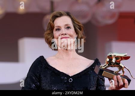 Venezia, Italia. 28 agosto 2024. Italia, Lido di Venezia, 28 agosto 2024: Sigourney Weaver posa con il Leone d'Oro alla carriera Award durante la serata di apertura della 81a Mostra Internazionale d'Arte cinematografica di Venezia il 28 agosto 2024 a Venezia. Foto Ottavia da Re/sintesi/Alamy Live News Foto Stock