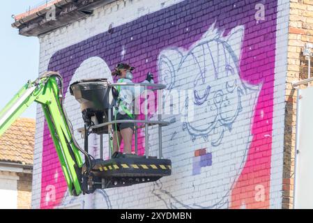 Southend on Sea, Essex, Regno Unito. 29 agosto 2024. Southend continua a celebrare il suo status di città con l'evento City Jam. Oltre 200 artisti di strada locali, nazionali e internazionali stanno mostrando le loro abilità in varie località del centro città. Sono state allestite alcune pareti temporanee, ma gli artisti stanno anche decorando i lati di edifici, case e altre strutture permanenti. Gli artisti possono essere visti lavorare sui murales intorno alle strade e alle proprietà per avere i loro pezzi pronti Foto Stock