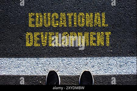 Messaggio di sviluppo educativo scritto su strada asfaltata. Simbolo dello sviluppo concettuale educativo. Copia spazio. Foto Stock