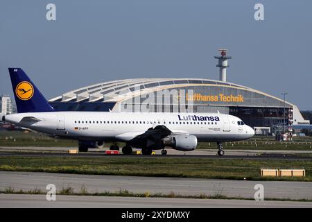 A 320 200 Starnberg a Francoforte che decolla sulla pista occidentale Foto Stock