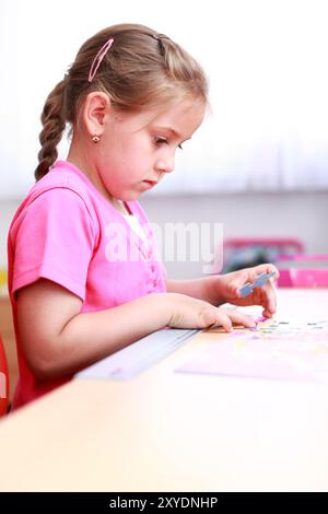 Bambino carino che gioca con il puzzle Foto Stock