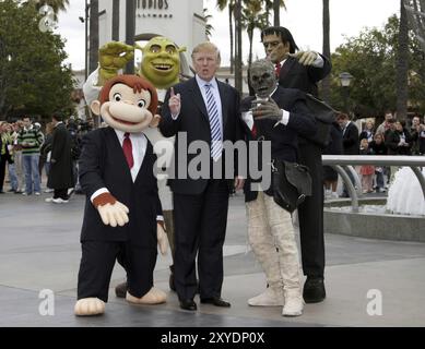 UNIVERSAL CITY, CALIFORNIA, 10 MARZO 2006: Donald Trump prende il via la sesta stagione di casting Search for the Apprentice tenutasi negli Universal Studios Holly Foto Stock