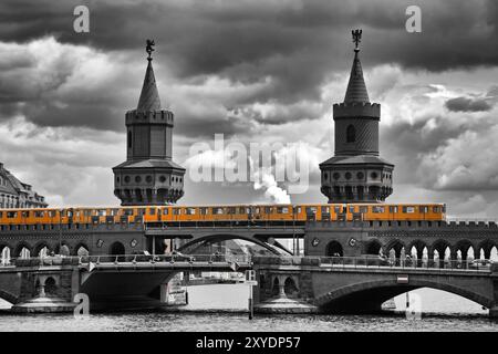 Sotterraneo sul ponte Oberbaum a Berlino, Germania, Europa Foto Stock