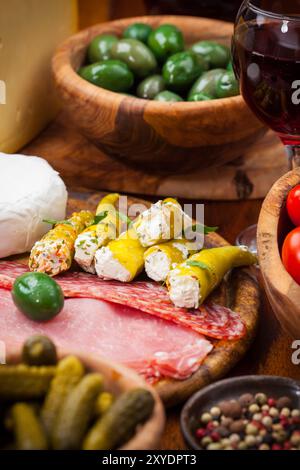 Antipasto e piatto di catering con diversi antipasti Foto Stock