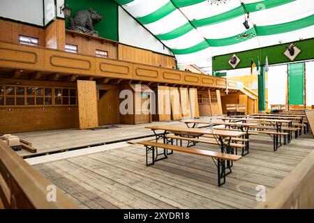 Monaco, Germania. 29 agosto 2024. La tenda è in fase di costruzione in occasione della presentazione della tazza ufficiale per l'Oktoberfest 2024 nell'Armbrustschuetzenzelt il 29 agosto 2024 a Monaco di Baviera, Germania. Il designer è stato presentato e ci sono state battute di transphobe. (Foto di Alexander Pohl/Sipa USA) credito: SIPA USA/Alamy Live News Foto Stock