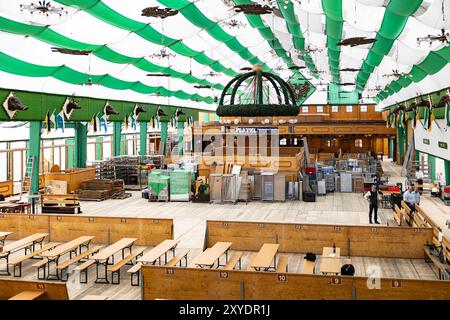 Monaco, Germania. 29 agosto 2024. La tenda è in fase di costruzione in occasione della presentazione della tazza ufficiale per l'Oktoberfest 2024 nell'Armbrustschuetzenzelt il 29 agosto 2024 a Monaco di Baviera, Germania. Il designer è stato presentato e ci sono state battute di transphobe. (Foto di Alexander Pohl/Sipa USA) credito: SIPA USA/Alamy Live News Foto Stock