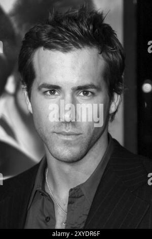 HOLLYWOOD, CALIFORNIA, 7 DICEMBRE 2004: Ryan Reynolds alla prima di Los Angeles di "Blade: Trinity" tenutasi al Grauman's Chinese Theater di Hollywood, Stati Uniti Foto Stock