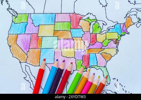 Mappa disegnata degli Stati Uniti. Mappa colorata dell'America per bambini con matite. Foto di alta qualità Foto Stock