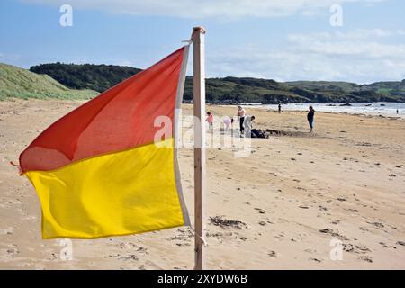 Bandiere sicure per il bagno a Fintragh o alla spiaggia di Fintra vicino a Killybegs, contea di Donegal, Irlanda. Foto Stock