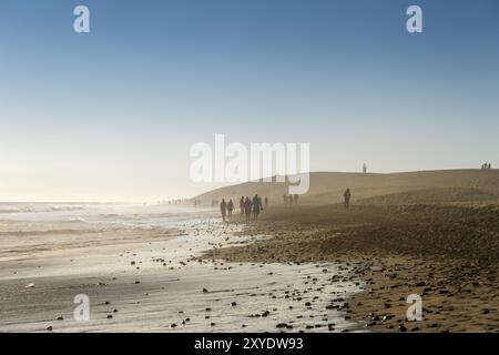 Spiaggia tra Playa del Ingles e Maspalomas con il tempo nebbioso Foto Stock