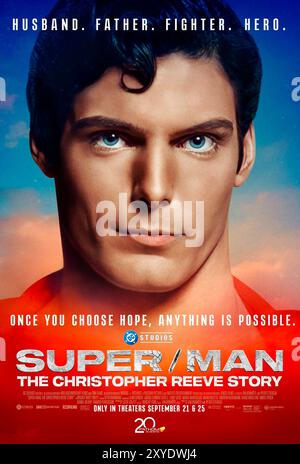 Super/Man: The Christopher Reeve Story (2024) diretto da Peter Ettedgui e Ian Bonhôte e interpretato da Christopher Reeve (riprese d'archivio), Alexandra Reeve e altre figure importanti nella vita di Reeve. Questo documentario racconta l'ascesa di Reeve alla fama come un amato supereroe e il suo incidente che altera la vita nel 1995, dopo di che divenne un sostenitore dei trattamenti per le lesioni del midollo spinale e dei diritti di disabilità. Poster pubblicitario ***SOLO PER USO EDITORIALE***. Credito: Eventi BFA/Fathom. Foto Stock