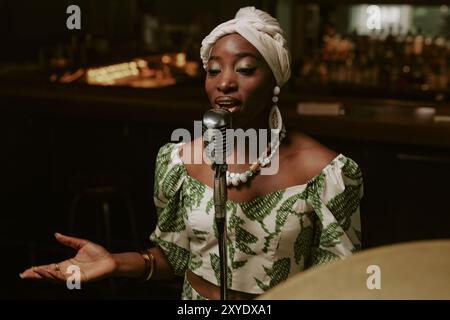Giovane donna nera che canta Foto Stock