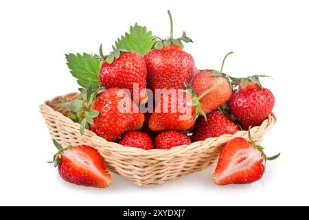 Cestino di fragole rosse con foglie verdi isolate su fondo bianco Foto Stock