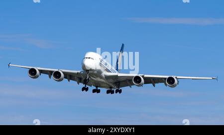Airbus A380 di Singapore Airlines in avvicinamento finale all'atterraggio con un cielo azzurro. Londra - 28 agosto 2024 Foto Stock