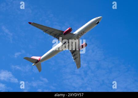 Virgin Airways Airbus A330 con partenza dall'alto e cielo azzurro. Londra - 28 agosto 2024 Foto Stock